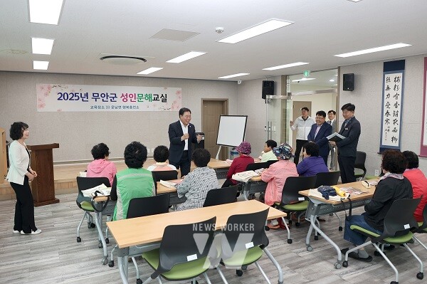 운남면 행복충전소에서 진행된 성인문해교육 개강식에서 인사말을 하는 김산 군수