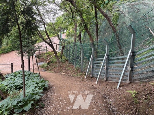 광양시는 동광양 그라운드골프장 방면 마동현충탑공원 둘레길의 낙석 위험 구간에 대한 보완공사를 완료하고, 해당 산책로를 전면 개통한다