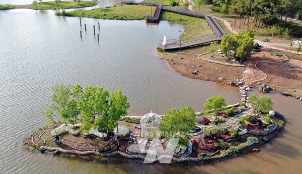 나주시가 혁신도시 랜드마크인 ‘빛가람 호수공원’에 계절꽃 65만본을 식재하고 경관 폭포, 테마 정원을 조성하는 등 도심 속 힐링 공간으로 새단장을 마쳤다. 빛가람 호수공원 웨딩 정원(로맨틱 아일랜드)/ 사진제공-나주시