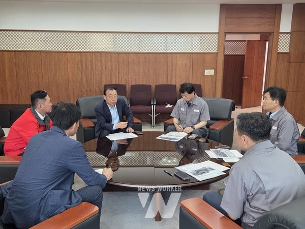 이정현 공동선거대책위원장이 22일 금호타이어 광주공장을 방문해 화재 피해 현황을 보고받고 대책을 논의하고 있다.