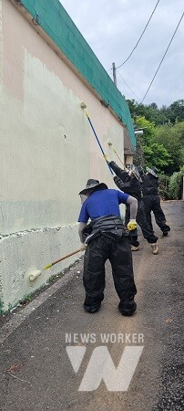 광양제철소 4냉연공장 봉사팀, 진상면 삼정마을서 따뜻한 발걸음 이어가 - 진상면(담장 도색)