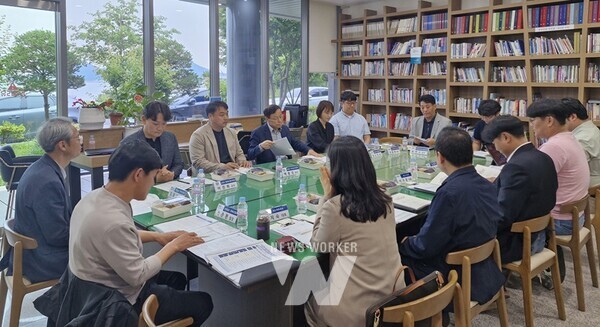 전라남도는 23일 목포문학관에서 문화콘텐츠 창업 활성화를 위한 전략스터디 모임을 열어 지역 선도기업, 청년 기업, 대학 관계자 등과 함께 전남 콘텐츠 산업의 발전 방향 등을 논의했다.