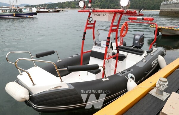 전남 고흥군(공영민 군수)은 23일 녹동항 바다정원 일원에서 해상자율방범순찰대 수난 구조 선박의 취항식을 개최했다.