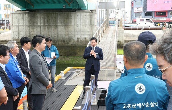 전남 고흥군(공영민 군수)은 23일 녹동항 바다정원 일원에서 해상자율방범순찰대 수난 구조 선박의 취항식을 개최했다.