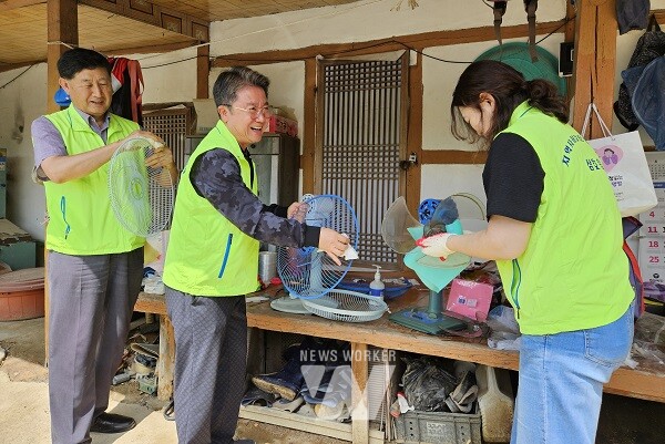 삼호읍지사협 어르신 가정 선풍기 청소