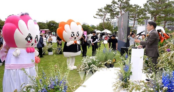 강기정 광주광역시장이 24일 오전 시청 앞 빛의 정원에서 열린 ‘2025 광주 홍보캐릭터 대전’ 빛돌이 결혼식에 참석해 주례사를 하고 있다. / 광주광역시 제공