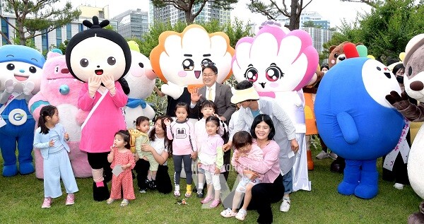 강기정 광주광역시장이 24일 오전 시청 앞 빛의 정원에서 열린 ‘2025 광주 홍보캐릭터 대전’ 빛돌이 결혼식에 참석해 주례사 후 기념촬영을 하고 있다. /광주광역시 제공