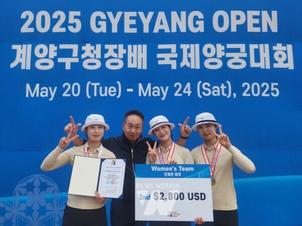 순천시청(시장 노관규) 양궁팀이 2025 계양구청장배 국제양궁대회에서 여자 단체전 은메달을 획득했다. (왼쪽부터 유시현, 임동일 감독, 이은경, 남수현)