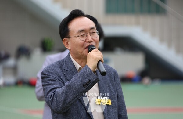 윤병태 나주시장이 친선경기에 참가한 선수들을 응원하는 모습.(사진제공-나주시)