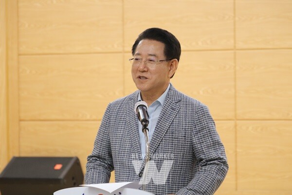 김영록 전남지사가 제21대 대통령선거 투표 동참 '전라남도-전남시장군수협의회 공동 담화문을 발표하고 있다.