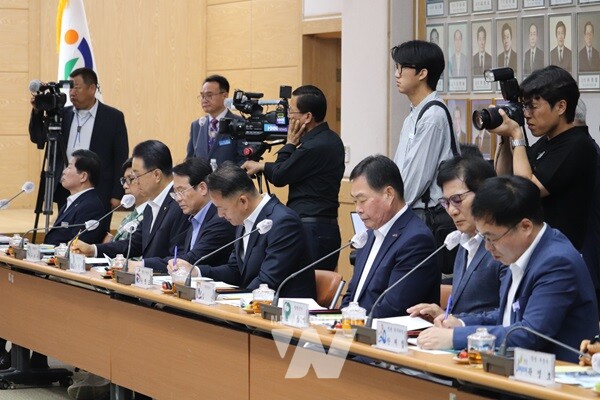 구복규 화순군수 등 22개 단체장들이 전남시장군수 협의회 회의를 갖고 있다.