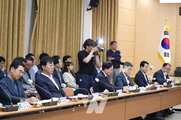 김성 전남시장군수협의회장 등이 제21대 대통령 선거 투표 동참 등을 호소하고 있다.