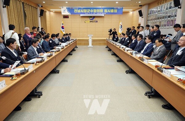 전남시장군수협의회(회장 김성 장흥군수)는 27일 장흥군청에서 임시총회를 개최하고 제21대 대통령 선거 투표율 제고 담화문을 발표했다