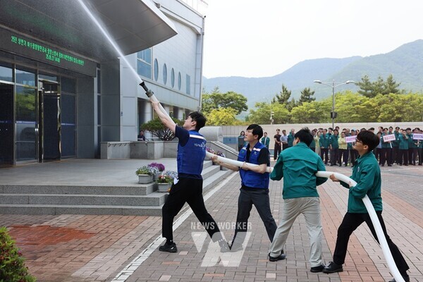 여수광양항만공사(사장 직무대행 황학범, YGPA)는 27일 공사 사옥에서 광양소방서와 합동으로 화재대피훈련을 실시했다