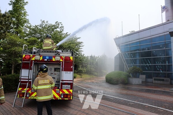 여수광양항만공사(사장 직무대행 황학범, YGPA)는 27일 공사 사옥에서 광양소방서와 합동으로 화재대피훈련을 실시했다