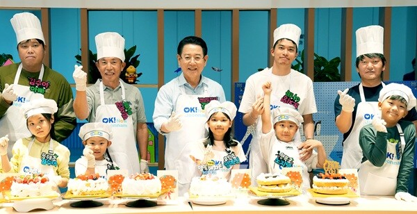 김영록 전라남도지사가 27일 무안군 가족센터에서 열린 ‘가정의 달 기념 어린이 쿠킹 클래스’에 참석, 참가 가족들과 기념촬영을 하고 있다.