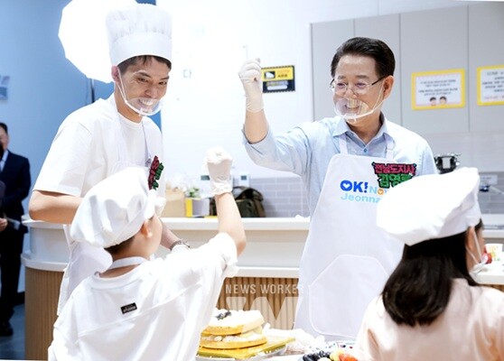 김영록 전라남도지사가 27일 무안군 가족센터에서 열린 ‘가정의 달 기념 어린이 쿠킹 클래스’에 참석, 참가자들과 인사를 나누며 격려하고 있다.