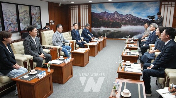 김영록 전라남도지사가 27일 오후 도청 접견실에서 전남도청을 내방한 ‘12·29 제주항공 여객기 참사’ 희생자 제2기 유가족협의회 대표단과 면담을 하고 있다.