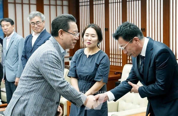 김영록 전라남도지사가 27일 오후 도청 접견실에서 전남도청을 내방한 ‘12·29 제주항공 여객기 참사’ 희생자 제2기 유가족협의회 대표단과 인사를 나누고 있다.