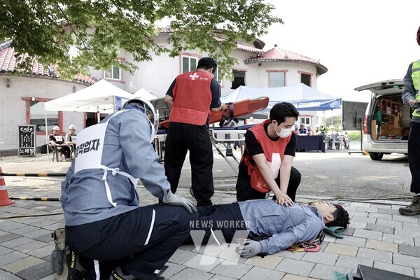 한전KDN, 2025년 상반기 중대재해대비 모의훈련 사고 발생 상황 연출, 119 구급대 구호 모습