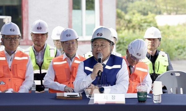 한전KDN, 2025년 상반기 중대재해대비 신속대응팀 모의훈련 강평을 하고 있는 박상형 한전KDN 사장