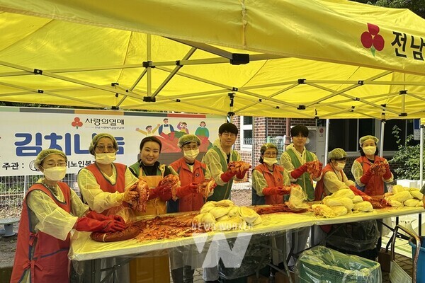 김장행사에 참여한 YGPA 항만사랑봉사대를 비롯한 여수시노인복지관, 지역 자원봉사자들이 함께 기념촬영을 하고 있다.