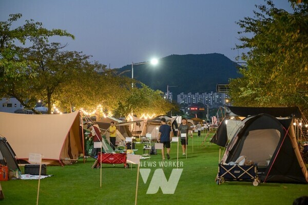 전남 순천시(시장 노관규)는 6월 14일부터 15일까지 그린 아일랜드 및 오천 그린광장 분수대 일원에서 2025년 「캠핑으로 그린 아일랜드」 행사를 개최한다