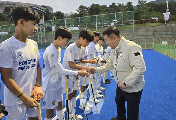 이정선 광주광역시교육감이 지난 24일 김해 하키경기장에서 경남김해서중와 경기를 앞둔 광주송광중 하키부 학생들을 격려하고 있다./광주광역시교육청 제공