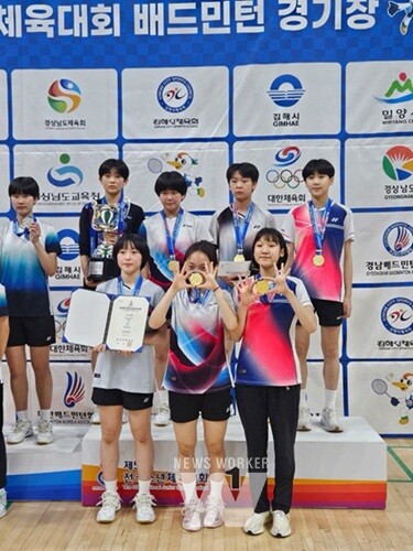 광주체육중, 제54회 전국소년체육대회 여자 단체전 금메달- 이윤서(3학년), 김민(3학년), 엄유주(2학년), 박금별(1학년), 오현정(3학년), 홍수지(2학년), 김세진(1학년)(왼쪽 위부터)/광주광역시교육청 제공