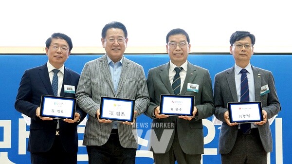 김영록 전라남도지사가 28일 순천만생태문화교육원에서 열린 ‘2025 남도장터 로컬 우수상품 품평회’에서 전남도-한국전력-전남우정청-남도장터의 기관 상호발전과 전남지역 경제 활성화, 상생·나눔 사회공헌활동 협력을 위한 MOU를 하고 있다.