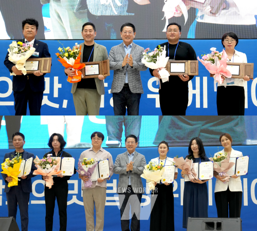 김영록 전라남도지사가 28일 순천만생태문화교육원에서 열린 ‘2025 남도장터 로컬 우수상품 품평회’에서 유공자에게 감사패와 표창을 수여하고 기념촬영을 하고 있다.