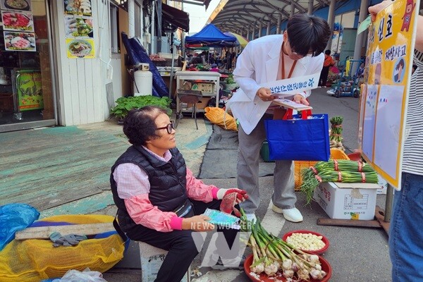 장흥군보건소는 27일 정남진 토요시장에서 군민을 대상으로 ‘정신건강증진’홍보 캠페인을 실시했다