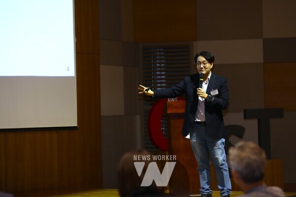 GIST아카데미가 5월 26일(월) (주)자라나는씨앗 김효택 대표를 초청해 오룡관에서 5월 조찬포럼을 개최하고 참석자들이 기념촬영을 하고 있다.▲사진2_(주)자라나는씨앗 김효택 대표가 GIST아카데미 5월 조찬포럼에서 ‘카프카의 책「변신」으로 게임을 만든다?-게임으로 여는 AI시대 미래 교육의 힘’을 주제로 강연을 하고 있다.