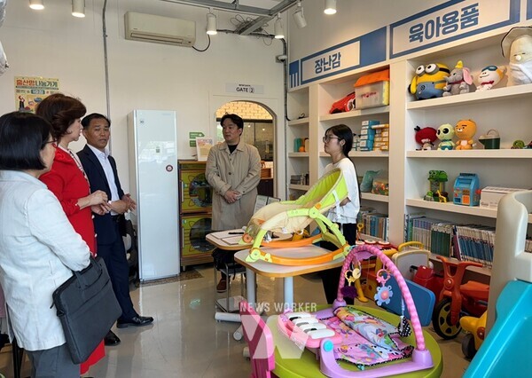 광주광역시(시장 강기정)가 출산가정의 경제적 부담을 덜고 나눔문화를 확산하기 위해 개설한 ‘출산맘 나눔가게 1호점’이 남구 진월동에서 서구 양동으로 이전해 새 단장, 28일 개소했다.