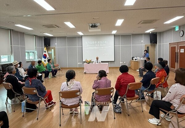 전남 곡성군(군수 조상래)은 지난 27일 보건의료원 건강마루에서 관내 재가암환자 약 20명을 대상으로 서로의 경험을 나누고 웃음으로 치유를 도모하는 특별한 자조모임을 가졌다