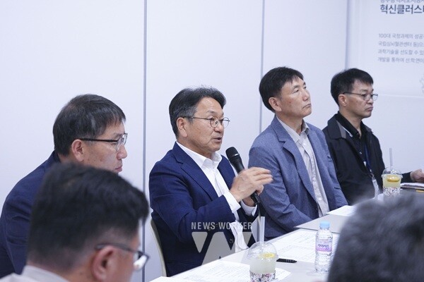 강기정 광주광역시장이 28일 오후 서구 광주도시공사 빛고을고객센터에서 택배·배달 노동자들과 만나 투표 참여 협조와 노동환경 개선 관련 의견을 청취하고 있다./광주광역시 제공