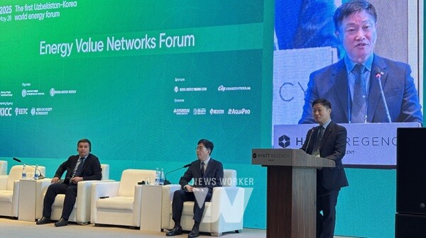 28일(수) 우즈베키스탄 타슈켄트에서 열린 ‘에너지밸류 네트워크 포럼’에서 김성완 한국에너지공단 수요관리이사가 기조연설을 하고 있다.