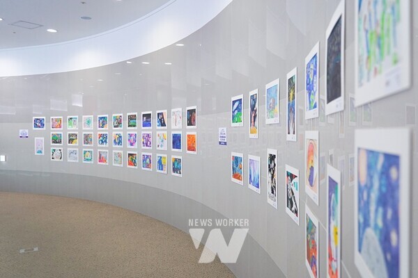 GIST 제2회 과학상상 어린이 미술대회의 수상작 전시가 5월 28일(수)부터 6월 27일(금)까지 오룡아트홀 3층에서 진행된다. 