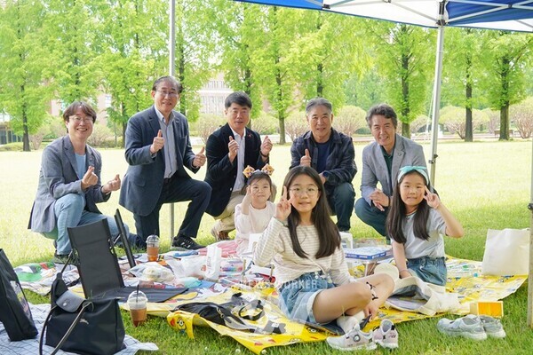 GIST가 지난 5월 17일(토) 오룡관 일대에서 ‘우주를 그리다’를 슬로건으로 ‘제2회 과학상상 어린이 미술대회’를 개최했다. 