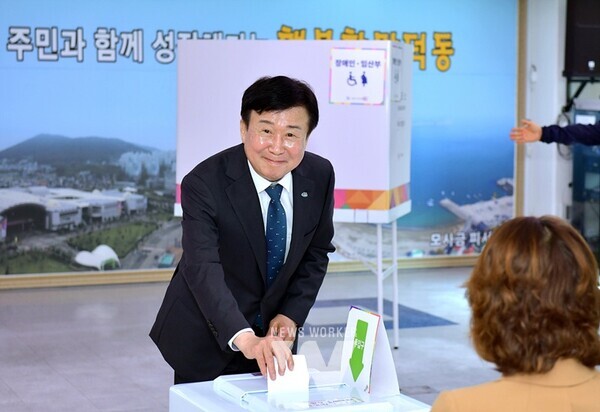 정기명 여수시장이 제21대 대통령선거 사전투표 첫날인 29일 만덕동 주민센터 사전투표소에서 투표용지를 투표함에 넣고 있다.