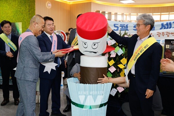 이정선 광주광역시교육감(가운데)이 29일 시교육청 북카페에서 열린 ‘세계금연의 날’ 기념 캠페인에 참여해 최승복 부교육감, 백기상 교육국장과 함께 담배를 끊는 퍼포먼스를 하고 있다./광주광역시교육청 제공