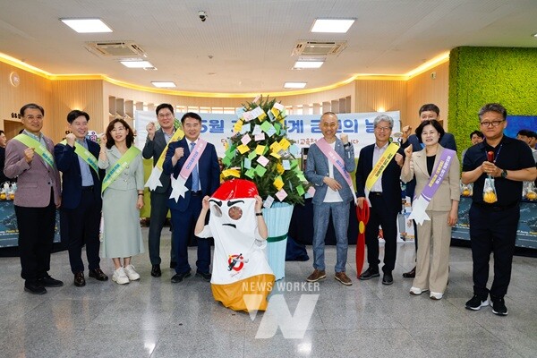 이정선 광주광역시교육감(왼쪽부터 다섯 번째)이 29일 시교육청 북카페에서 ‘세계 금연의 날’ 기념 캠페인을 진행한 뒤 직원들과 기념촬영을 하고 있다./광주광역시교육청 제공