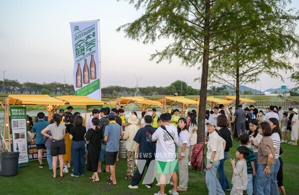 여름밤, 도심 속 광장이 청춘의 흥으로 물든다. 순천시가 주관하는 ‘2025 순천 비어페스타’가 오는 6월 14일 오천 그린 광장에서 개최된다.