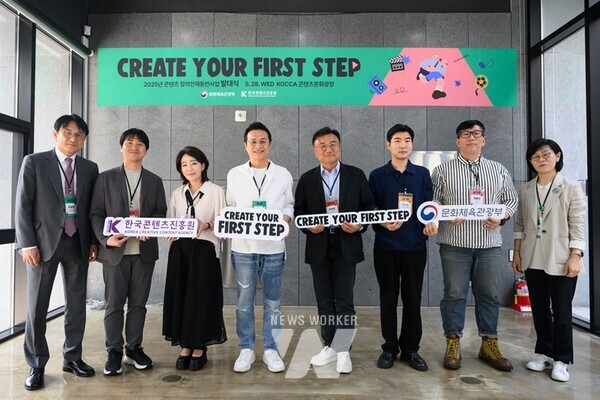 한국콘텐츠진흥원은 지난 28일 서울 홍릉 콘텐츠문화광장에서 2025년 콘텐츠 창의인재동반사업 멘토 간담회를 개최했다.(왼쪽부터 콘진원 김일중 본부장, 윤권수 프로듀서, 김문정 음악감독, 콘진원 유현석 원장직무대행, 최재원 대표, 한정석 작가, 해츨링 웹툰작가, 콘진원 전우영 팀장)