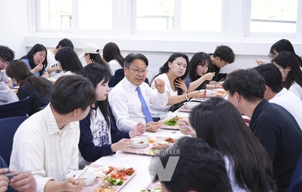 강기정 광주광역시장이 29일 오후 북구 전남대학교를 방문해 제1학생마루에서 학생들과 점심을 함께 먹으며 제21대 대통령선거 투표참여를 독려하고 있다. /광주광역시 제공