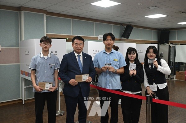 이정선 광주광역시교육감(왼쪽에서 2번째)이 29일 화정2동 행정복지센터에 마련된 투표소에서 생애 첫 투표자가 된 광덕고 하유성 학생회 부회장(왼쪽에서 첫번째), 광주고등의회 최장우 의장, 광주여고 노명선 학생회장, 광주여고 김지연 학생과 함께 투표 후 기념촬영을 하고 있다. / 광주광역시교육청 제공
