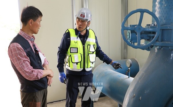 한전KPS 안전점검단이 5월 29일 나주시 대흥빗물펌프장에서 정밀진단 결과를 설비 담당자에게 설명하고 있다.