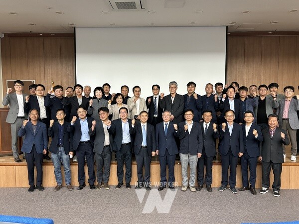 광주미래전환(대표 김영집)은 29일 광주테크노파크에서 ‘대선공약 평가와 새정부 정책제안 세미나’를 개최했다.