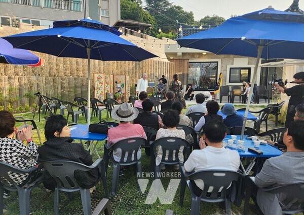광주시 남구(구청장 김병내) 사직동 일원에 복고풍 문화예술 공간 조성을 위해 추진 중인 살롱 드 사직 1호 살롱이 문을 열었다.