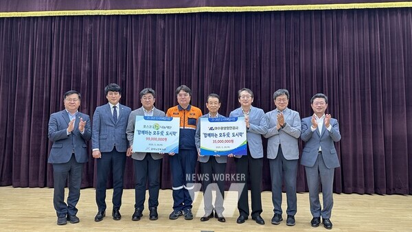 (우측부터) 정인화 광양시장, 정병관 중마노인복지관 관장, 김일영 YGPA 상생소통부장, 김재경 광양시사랑나눔복지재단 이사장, 박종일 광양제철소 부소장, 반영승 광양시니어클럽 관장, 최대원 광양시의회 의장, 백성호 광양시의원